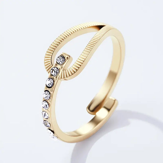 Élancée Handschmuck Edelstahlring mit Zirkonia-Detail & feiner Gravur (Goldfarben)